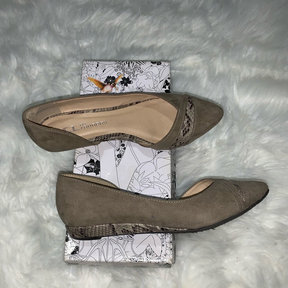CL by laundry Gray pointed toe mini wedge shoe